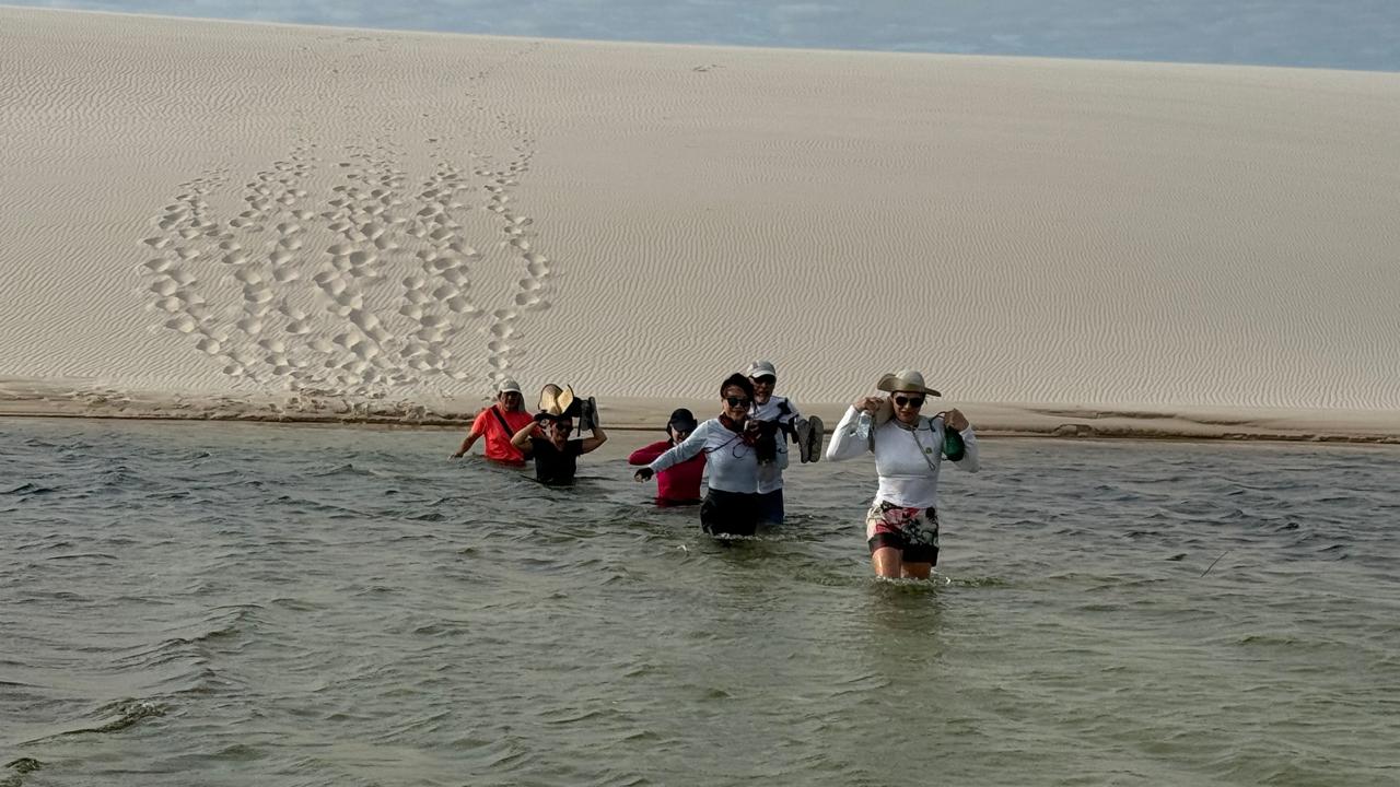 Grupo atravessando a pé os Lençóis Maranhenses